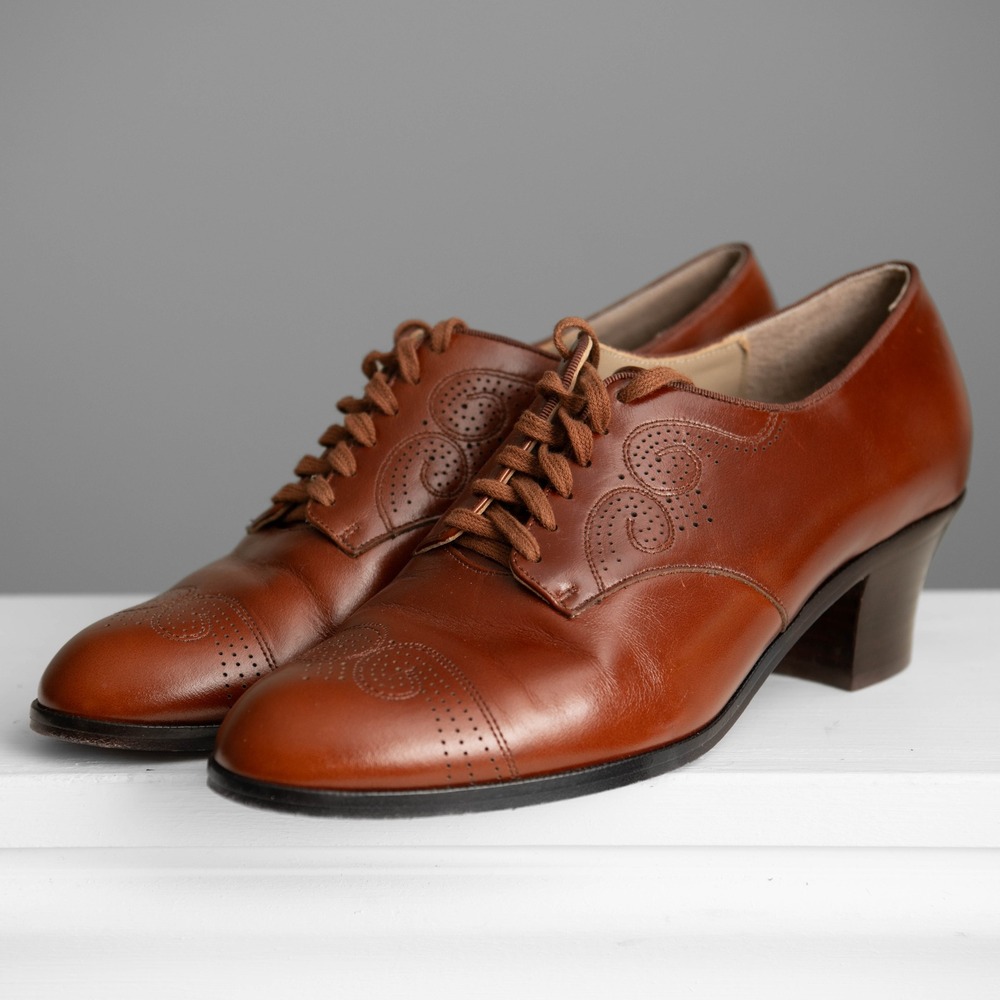 Memery 30s Pinup Style Oxford Heels Cognac Brown Perforated Scroll Brogue Detail